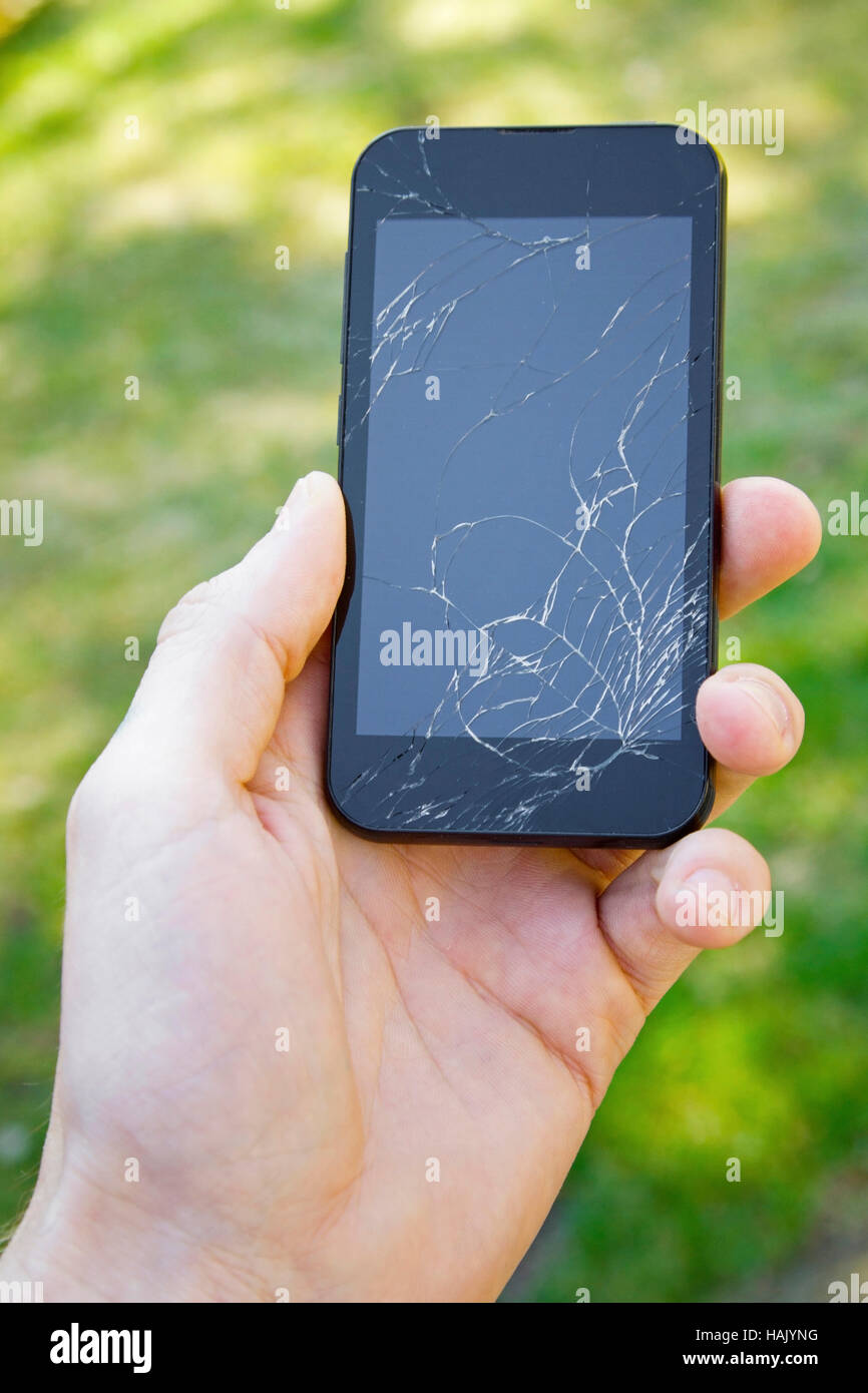 Smartphone avec écran cassé dans la main Banque D'Images