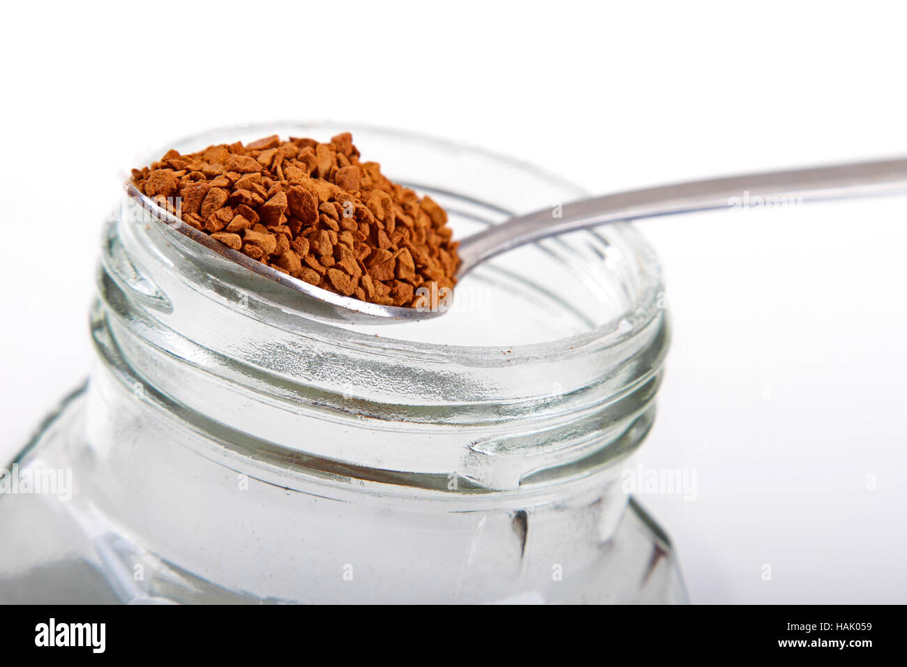 Le café instantané dans la cuillère à pot en verre Banque D'Images