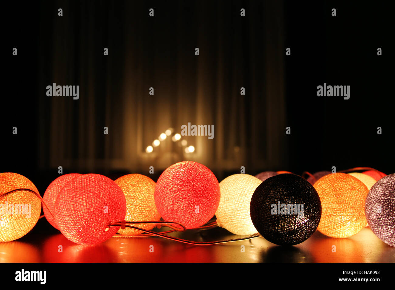 Salle décorée avec des lumières de Noël Banque D'Images