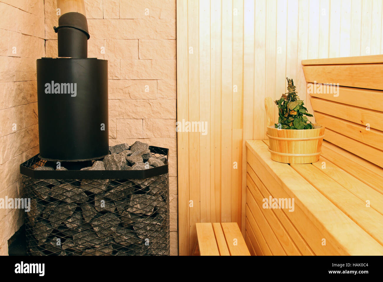 Sauna intérieur avec accessoires Banque D'Images
