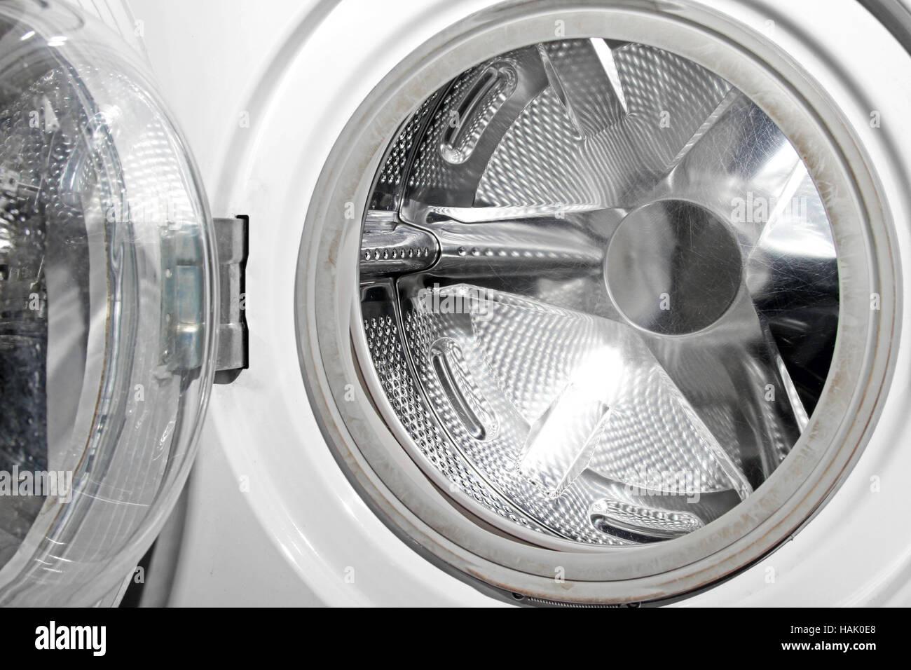 Lave-linge vide ouvert Banque D'Images