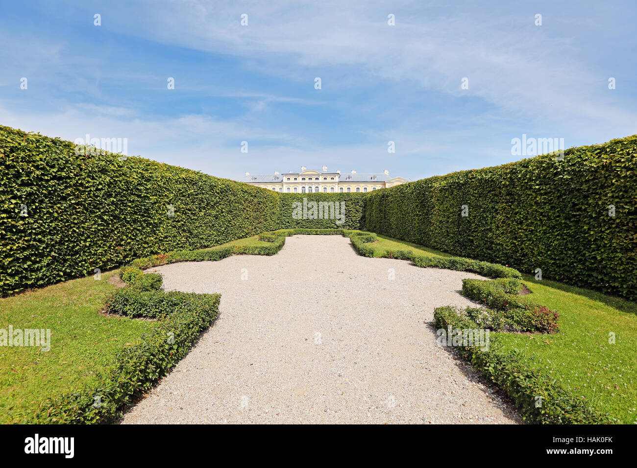 Vue du jardin sur les hedge à Rundale palace, Lettonie Banque D'Images