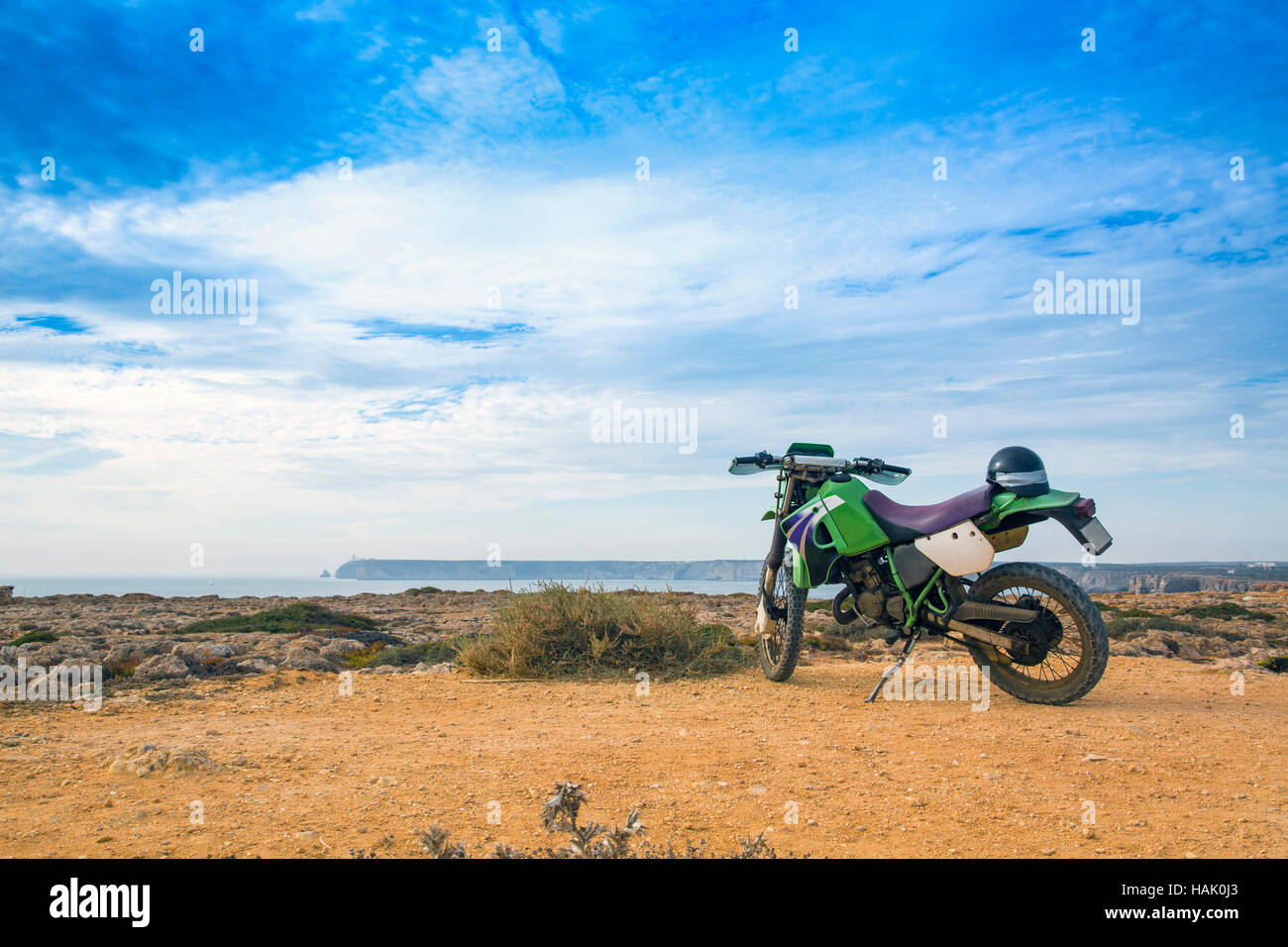 Moto enduro sur le rocher à Sagres, Portugal Banque D'Images