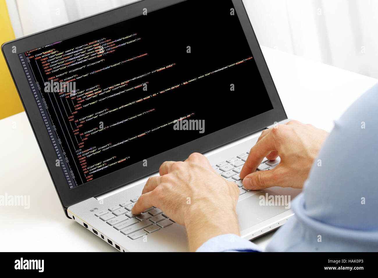 Profession programmateur - homme écrit les codes de programmation sur ordinateur portable Banque D'Images