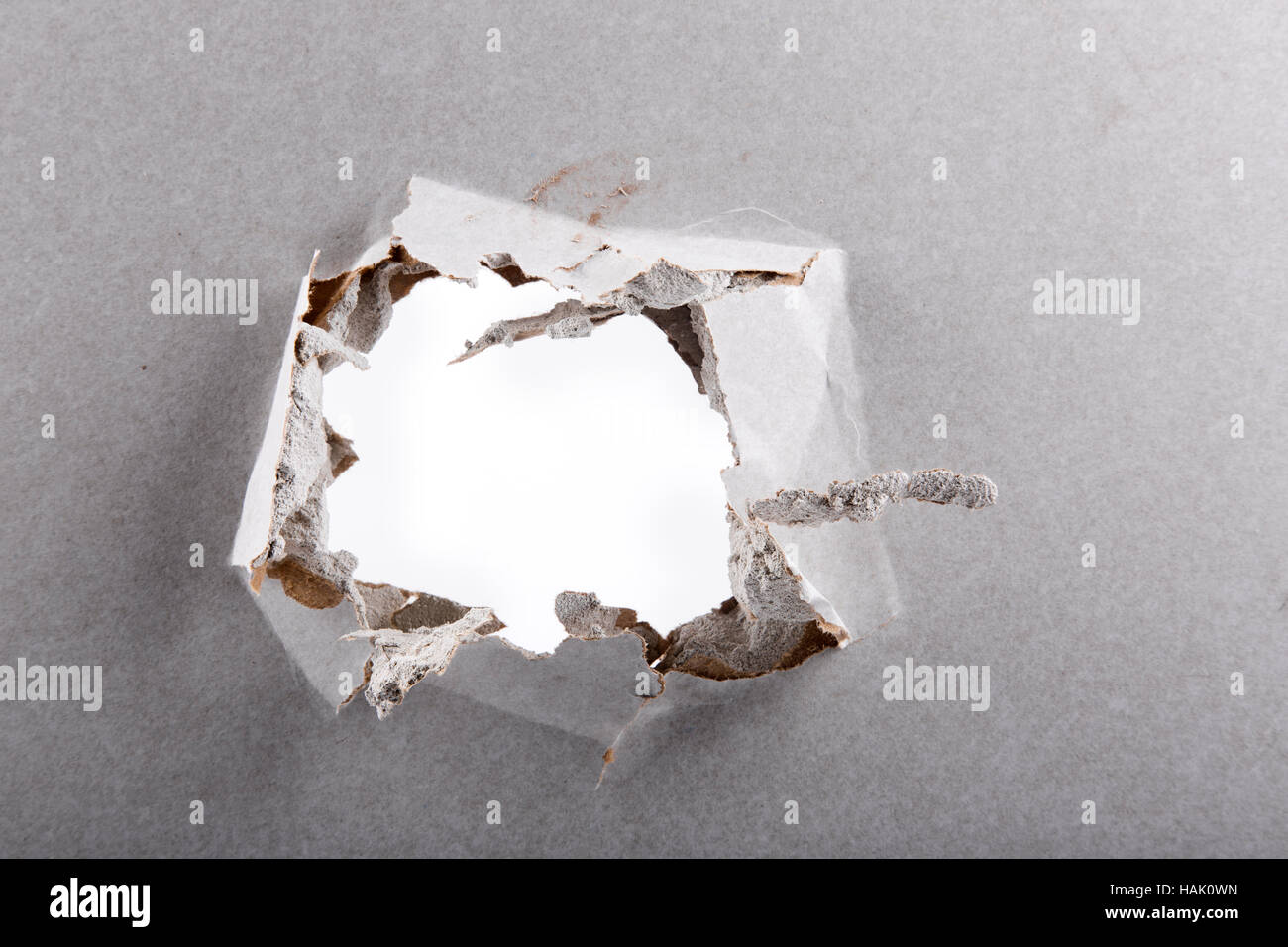 Trou dans le mur de béton libre Banque D'Images