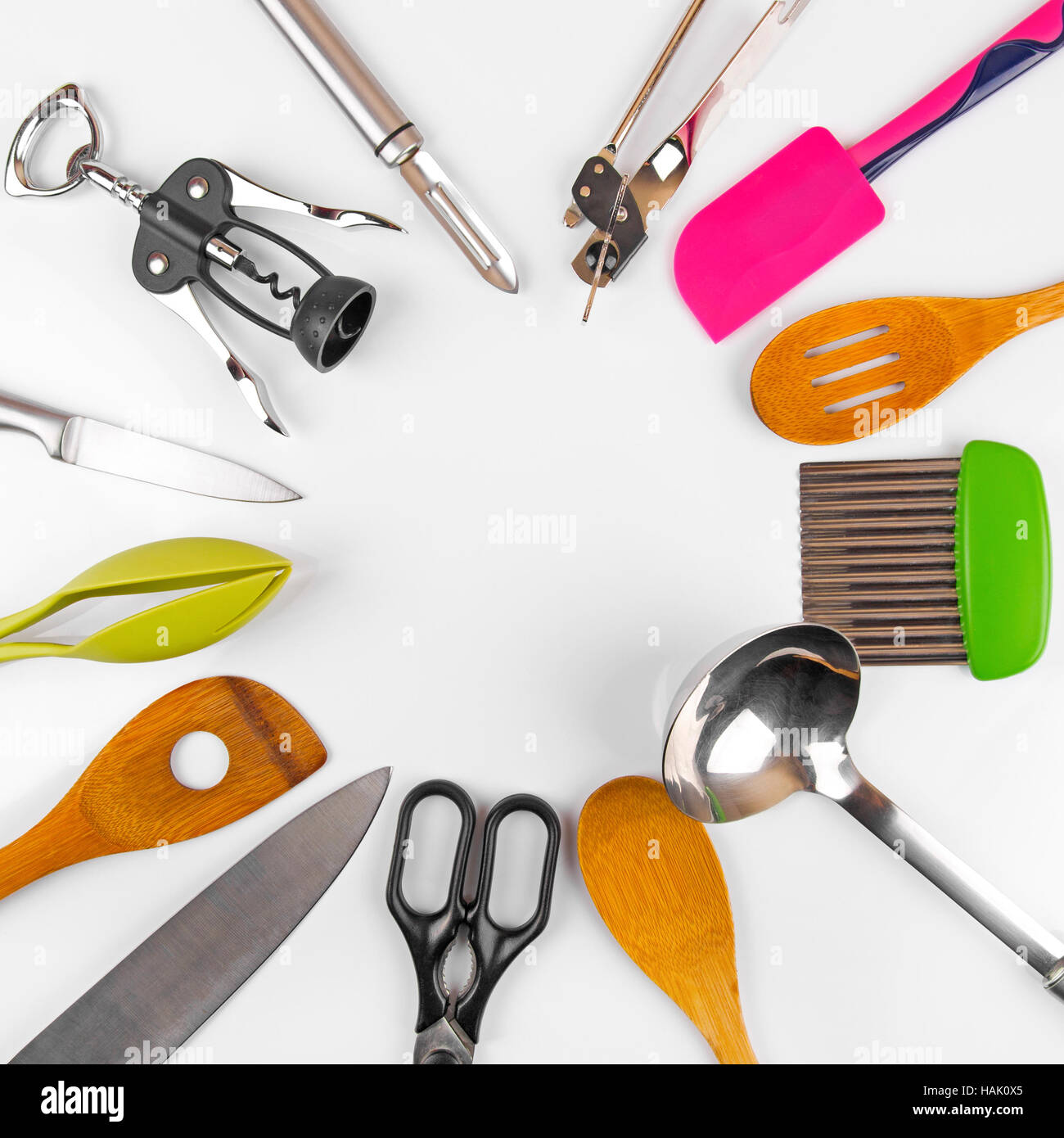 Fine ligne conception du kit d'ustensiles de cuisine. Couteaux et ciseaux  dans la pile est posé sur une table en bois, outils de cuisine afin isolé  sur blanc retour Image Vectorielle Stock 