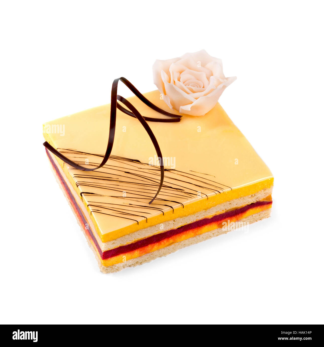 Cake isolé sur blanc décoré de massepain rose Banque D'Images