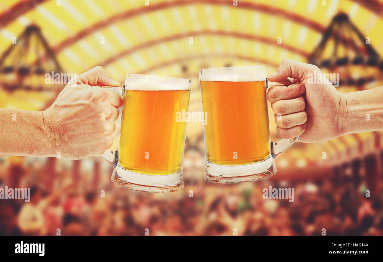 Cheers, deux chopes en verre dans les mains Banque D'Images
