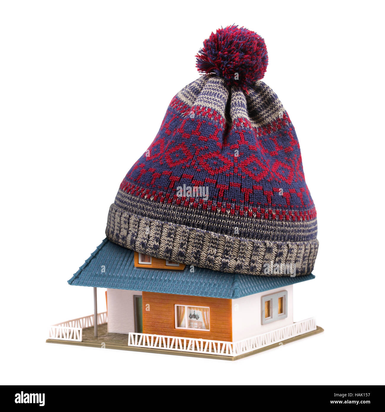 Accueil isolation ou concept d'assurance. hat sur toit de maison isolated on white Banque D'Images
