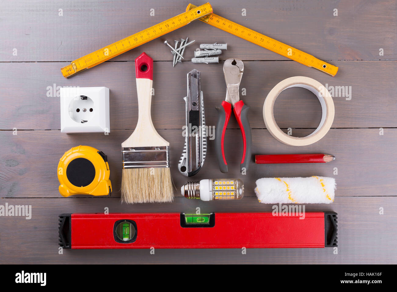 Outils de construction bricolage sur fond de bois Banque D'Images