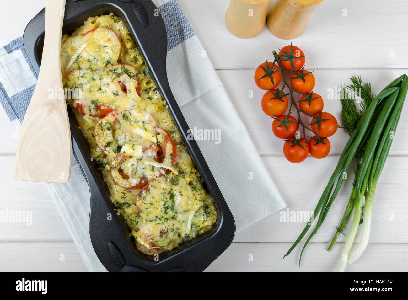 Cassolette de pommes de terre et des pâtes avec des légumes frais Banque D'Images