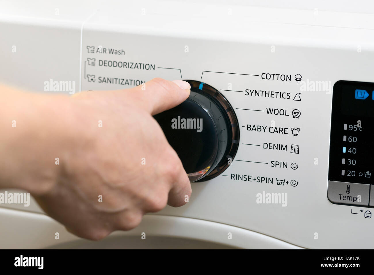 Jour de lessive - mise en place du programme machine à laver Banque D'Images