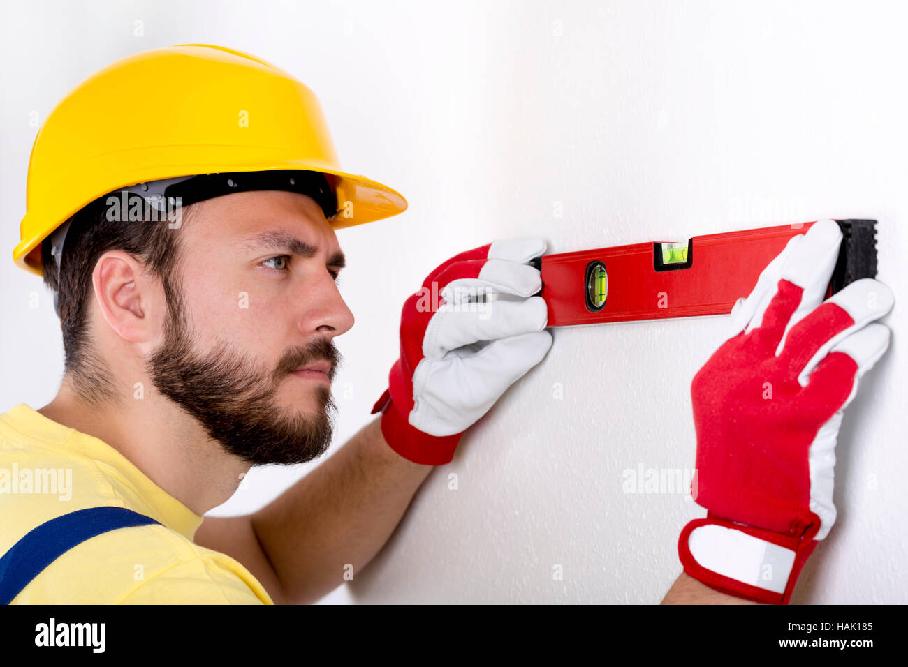 Travailleur de la construction le contrôle de niveau sur le mur Banque D'Images