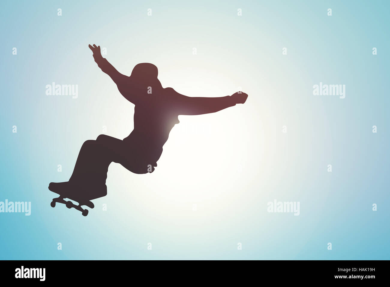 Skateboard - skater silhouette contre le ciel bleu au coucher du soleil Banque D'Images