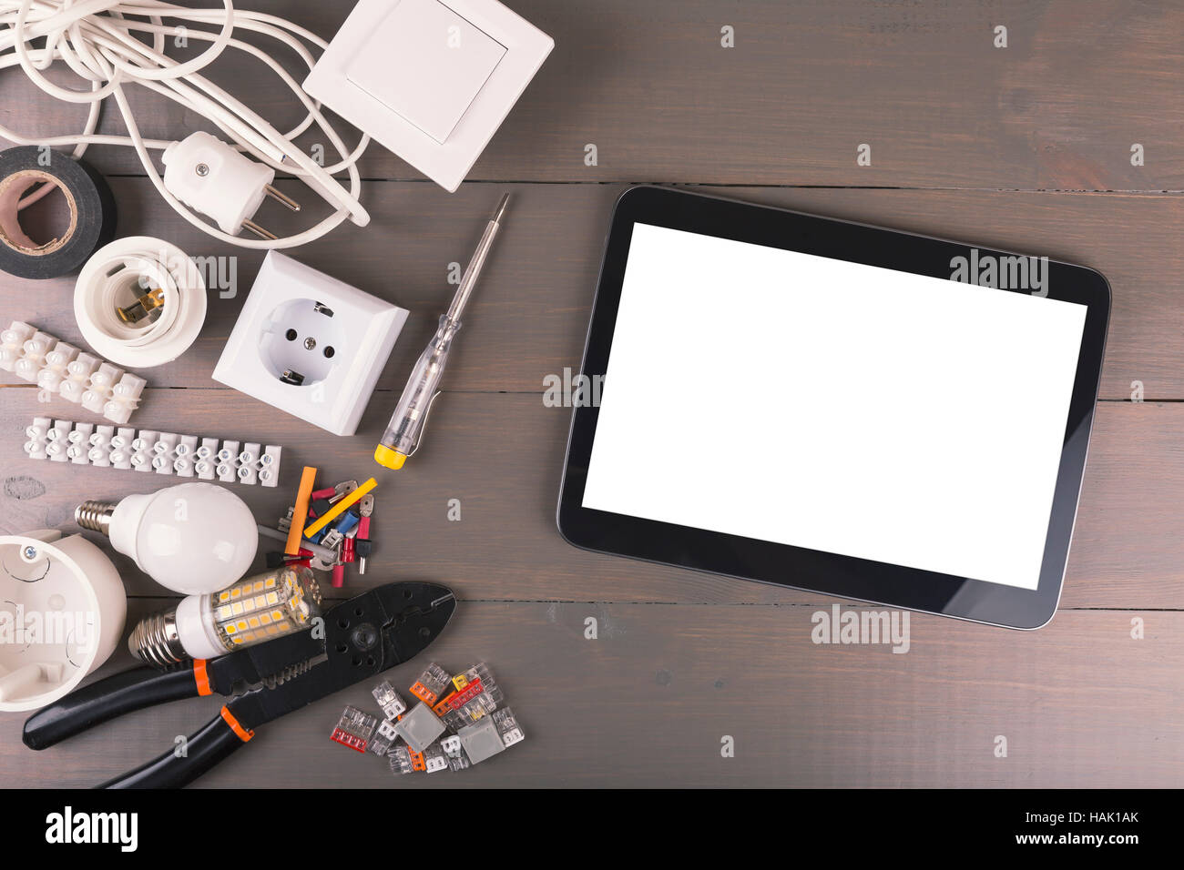 Tablette numérique vide avec des outils électriques et accessoires de table en bois Banque D'Images