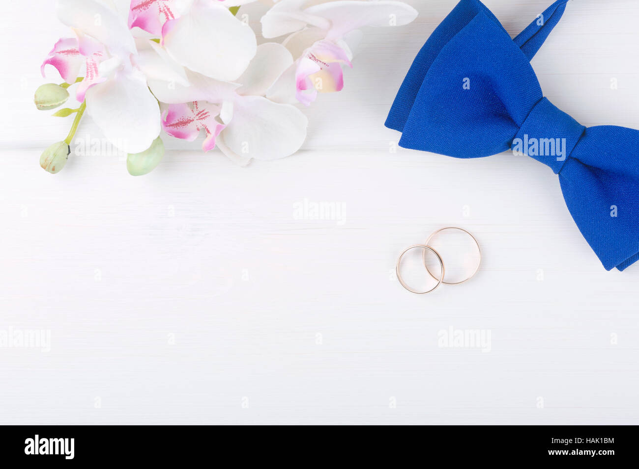Arrière-plan de mariage avec anneaux dorés sur table en bois blanc Banque D'Images