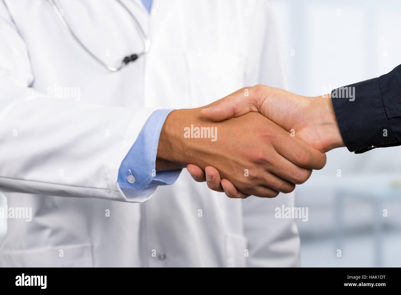 Médecin, serre la main avec un patient Banque D'Images