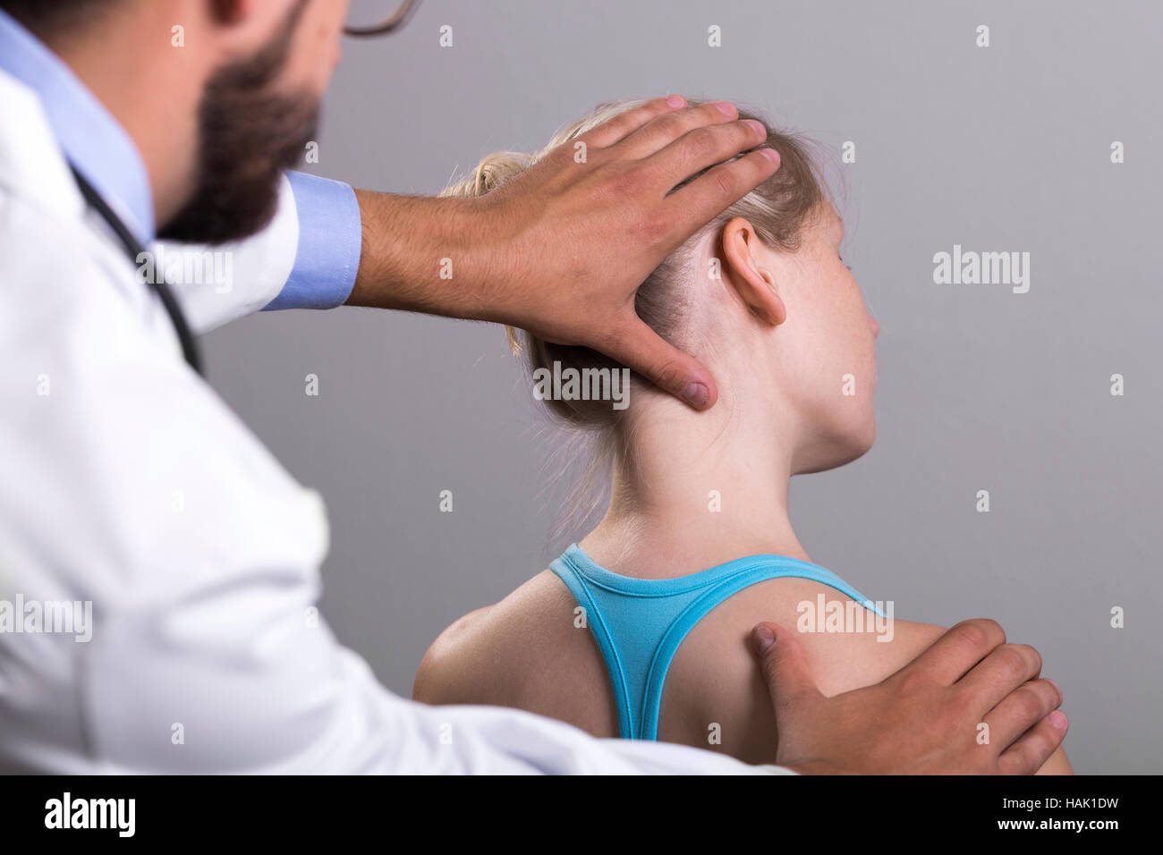 Physiothérapeute qui s'étend du cou de la femme blessée Banque D'Images