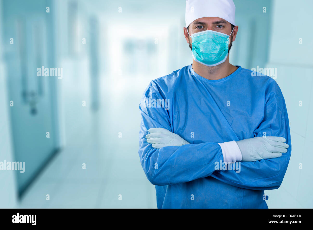 Médecin Chirurgien debout dans le couloir de l'hôpital Banque D'Images