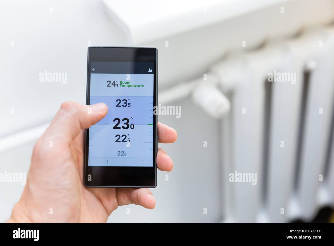 Maison moderne chauffage système de contrôle de température avec smart phone Banque D'Images