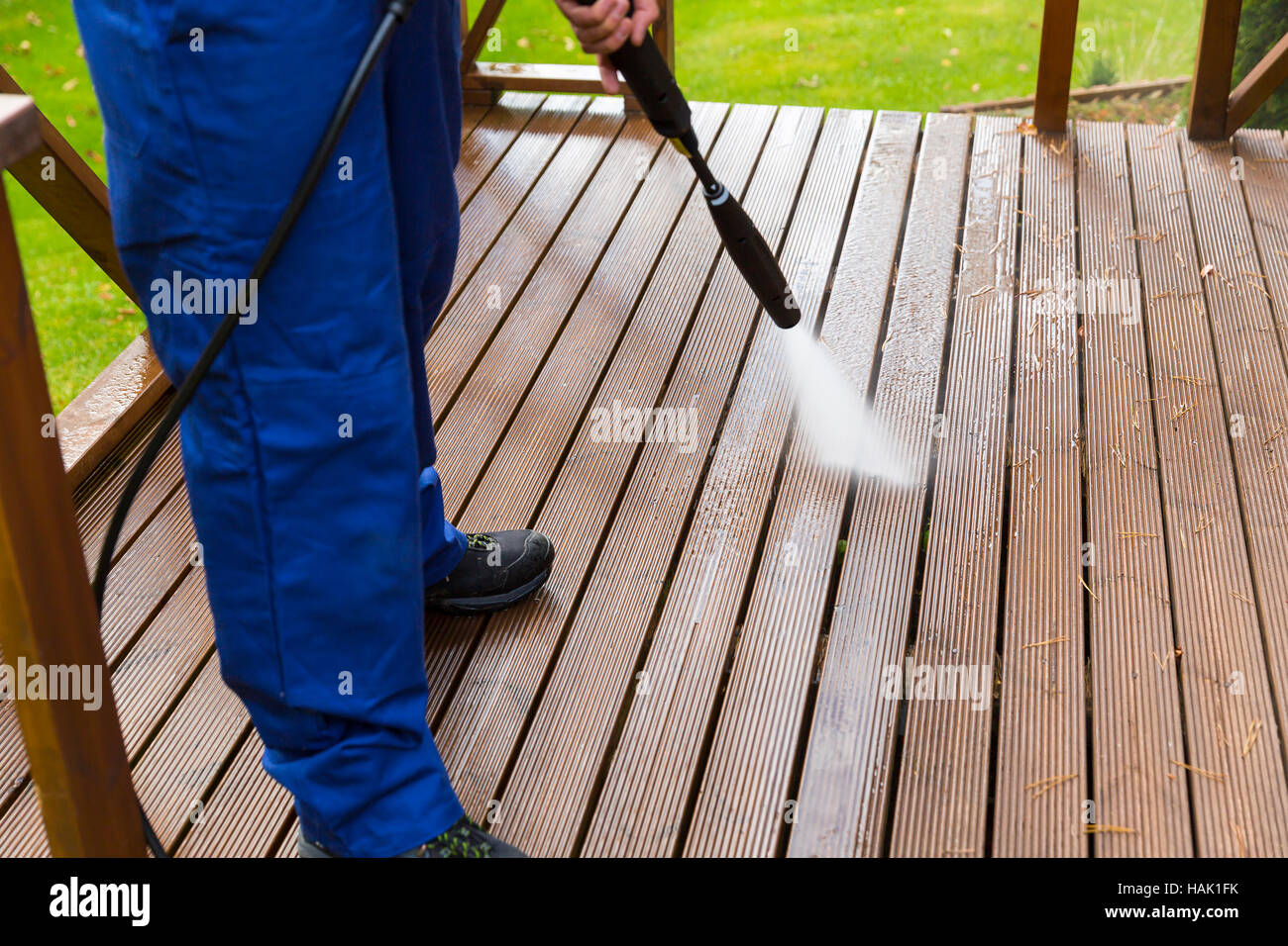 Terrasse en bois avec nettoyage nettoyeur haute pression Photo Stock - Alamy