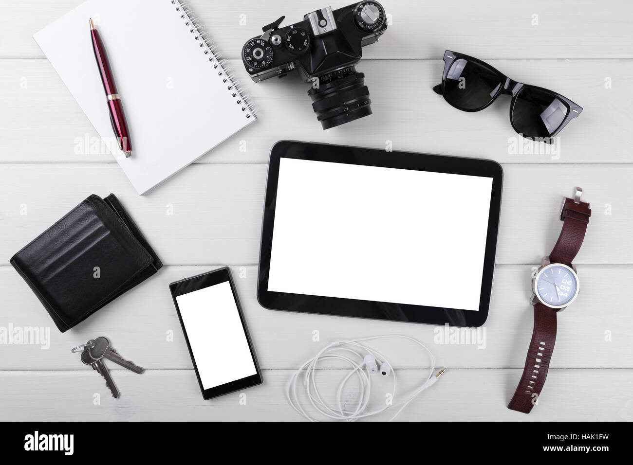 Des maquettes en blanc avec tablette numérique, smartphone et accessoires Banque D'Images