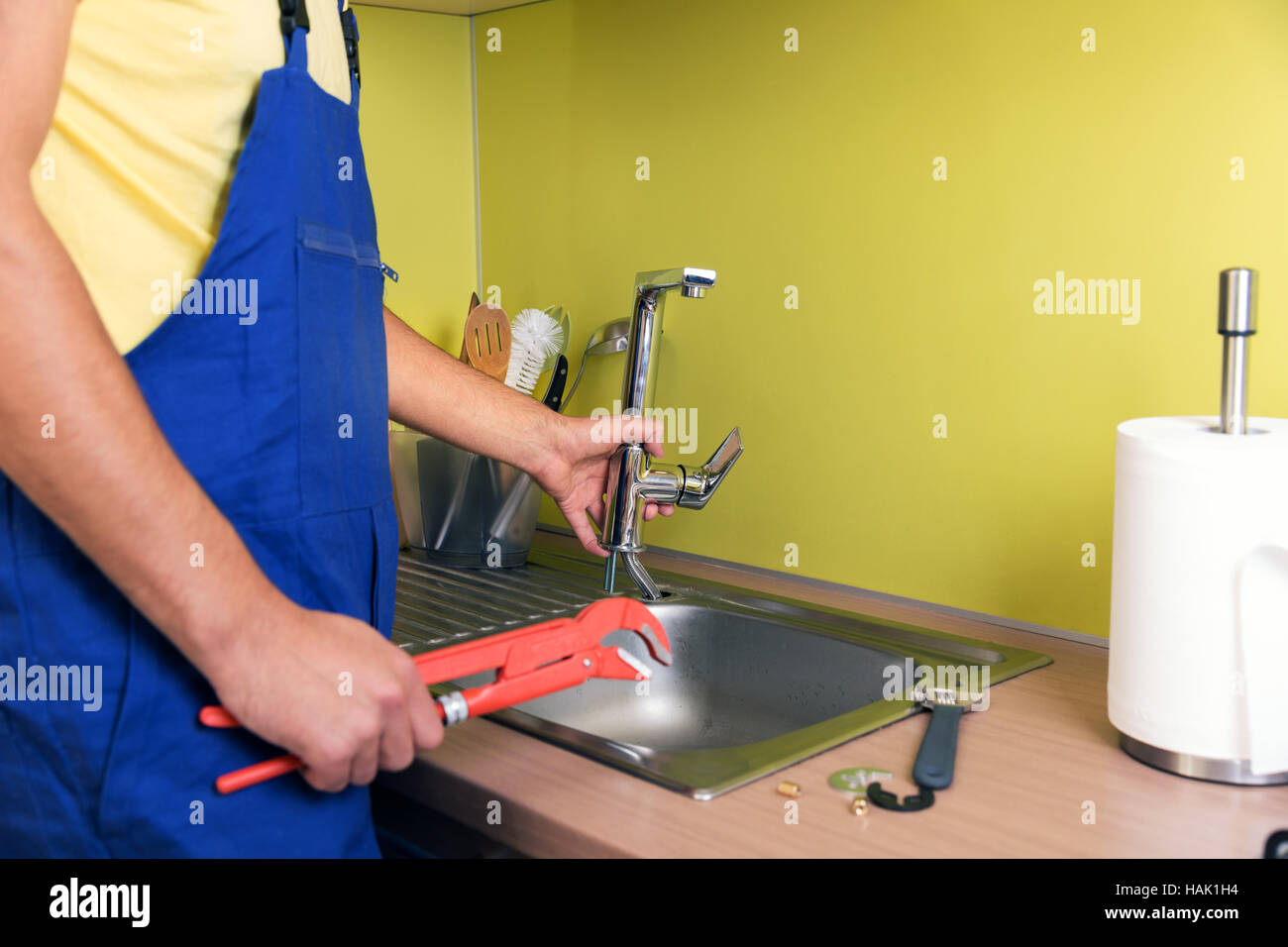 Plombier travaillant dans la cuisine domestique, la réparation de robinet Banque D'Images