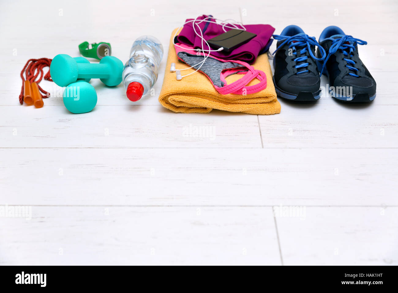 L'équipement d'entraînement de forme physique sur le plancher du gymnase with copy space Banque D'Images