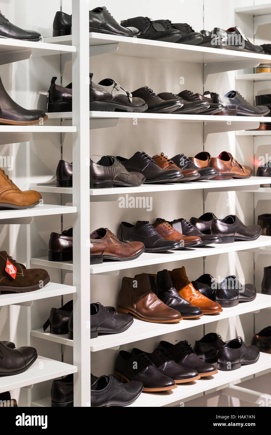 Étagères avec hommes chaussures en cuir dans un magasin Banque D'Images