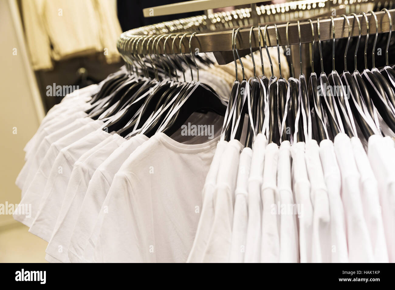 Blanc t-shirts hanging on rack dans un magasin Banque D'Images