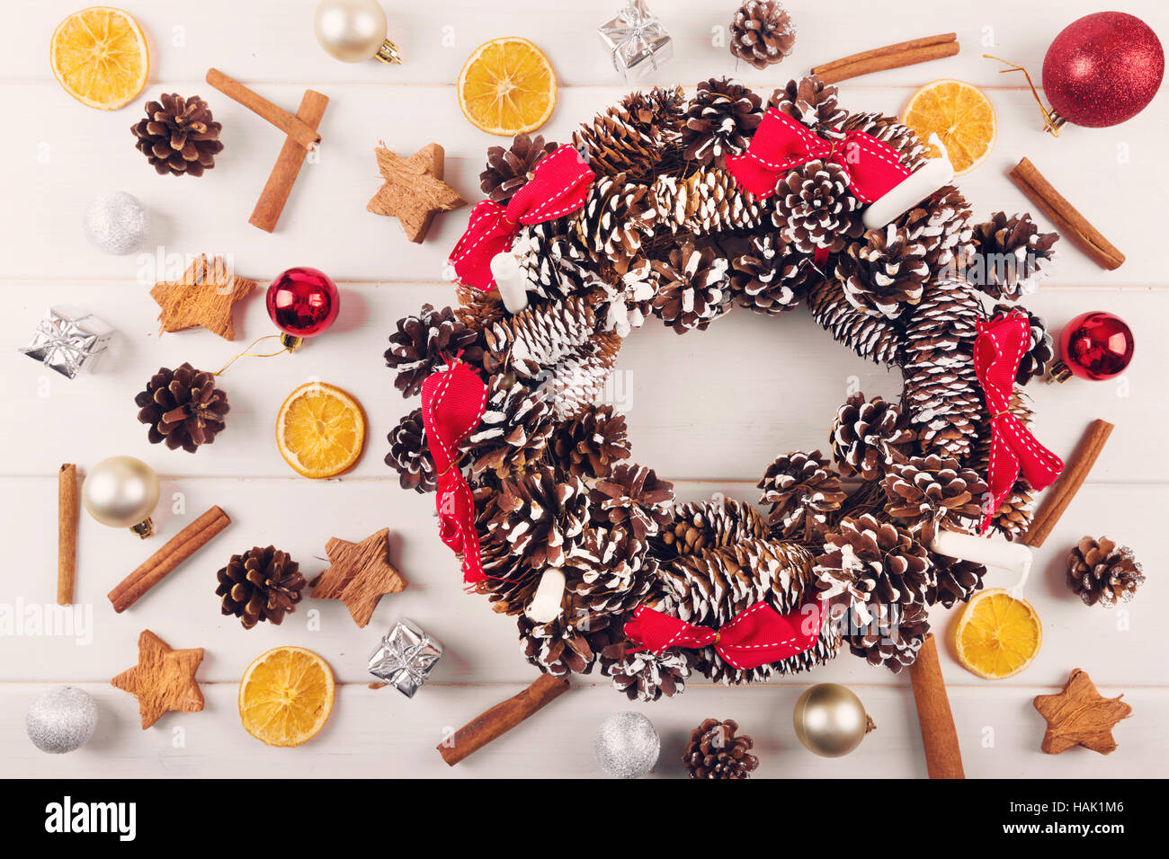 La guirlande avec des décorations de Noël et d'épices. Vue de dessus Banque D'Images