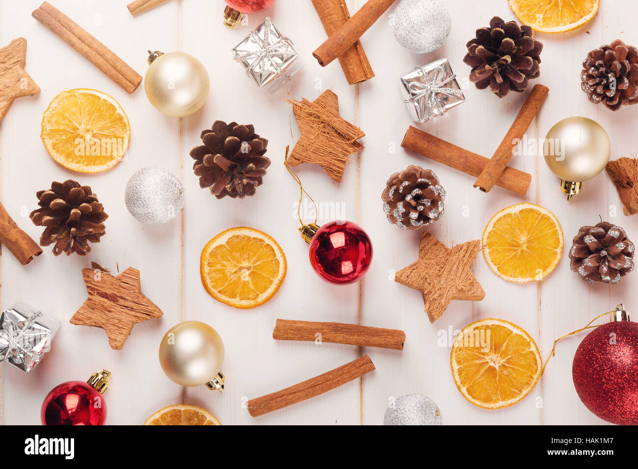 Fond de Noël avec des décorations de fête et d'épices. Vue de dessus Banque D'Images