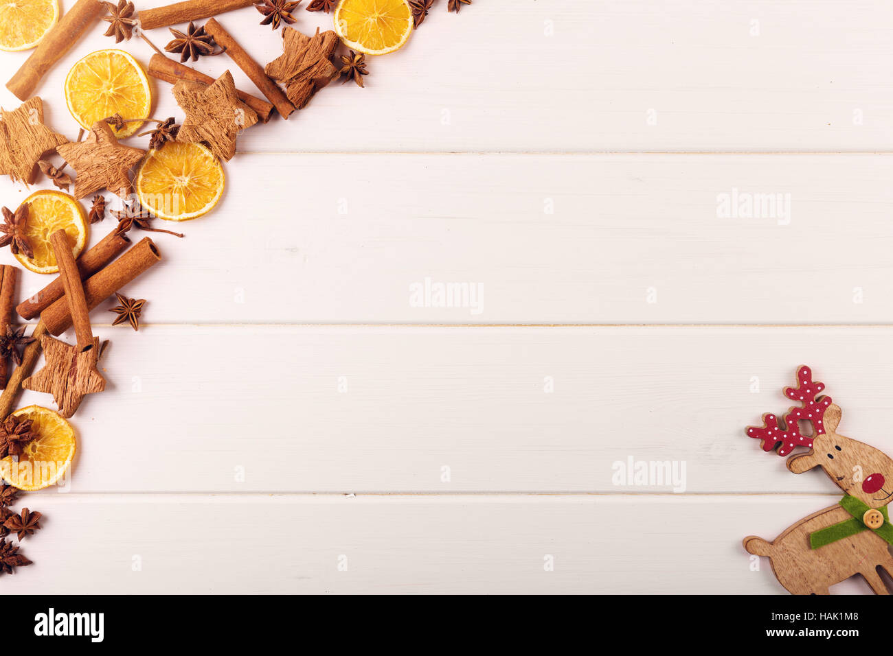 Noël arrière-plan avec des épices et renne sur table en bois blanc avec copie espace Banque D'Images