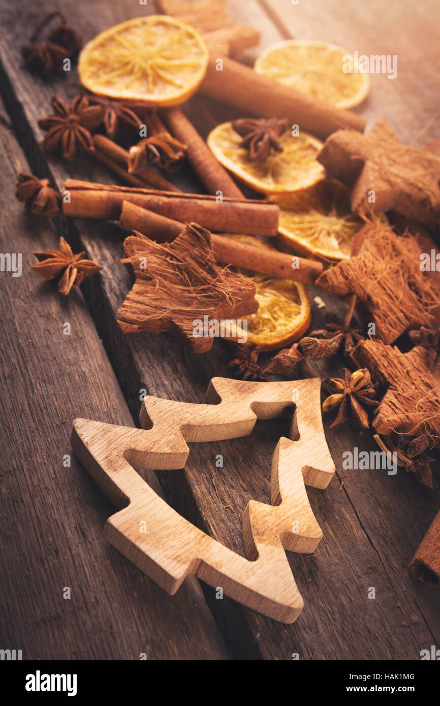 Carte de vœux de Noël avec les épices et arbre de Noël sur la table en bois Banque D'Images