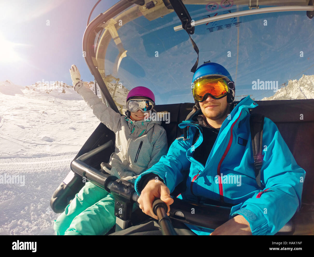 Couple heureux en tenant en selfies au télésiège ski resort Banque D'Images