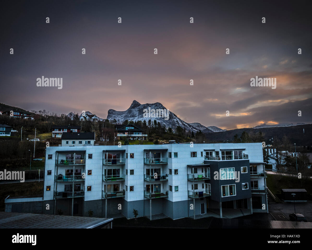 Des logements modernes à l'ombre d'une montagne à Ornes, Nordland, dans le Nord de la Norvège. Banque D'Images