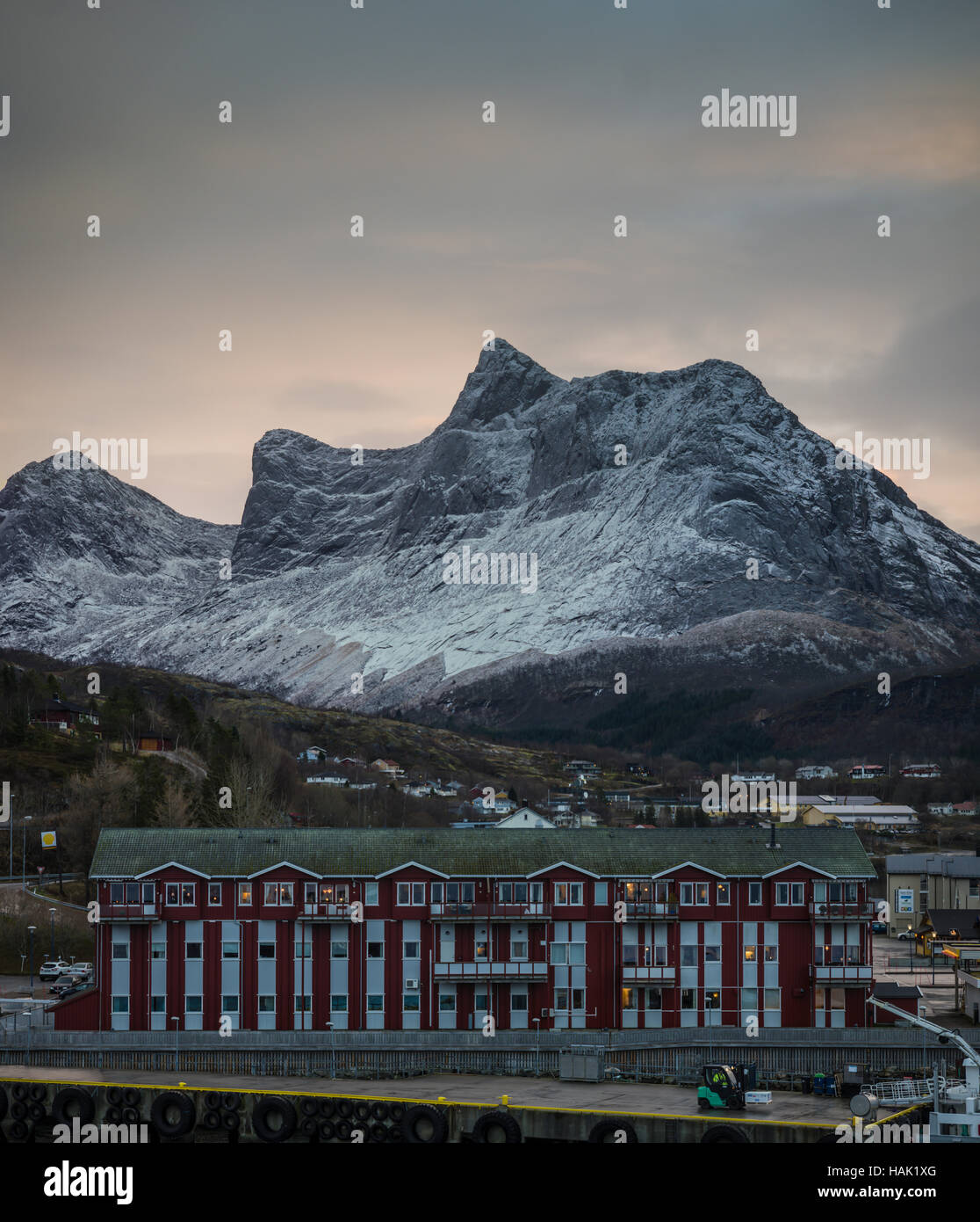Des logements modernes à l'ombre d'une montagne à Ornes, Nordland, dans le Nord de la Norvège. Banque D'Images