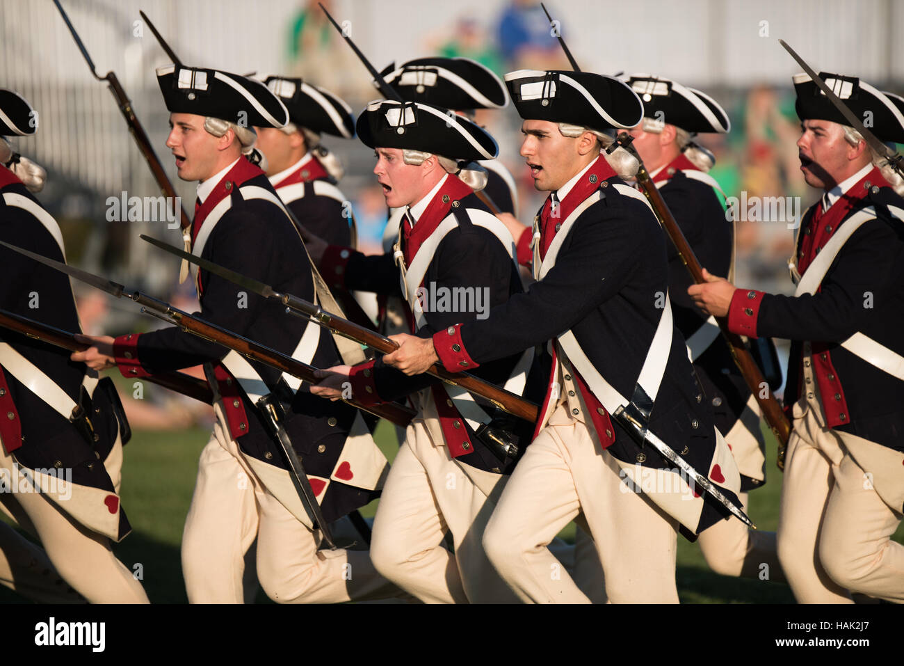 WASHINGTON DC, États-Unis — les membres du 3rd U.S. Infantry Regiment, connu sous le nom de « The Old Guard », se produisent lors du Tattoo au crépuscule de l'armée américaine à la base commune Myer-Henderson Hall. Les soldats, vêtus d'uniformes de précision, démontrent leurs compétences disciplinées en exercices et cérémoniels dans le cadre de ce concours militaire public gratuit mettant en valeur l'histoire et la tradition de l'armée. Banque D'Images