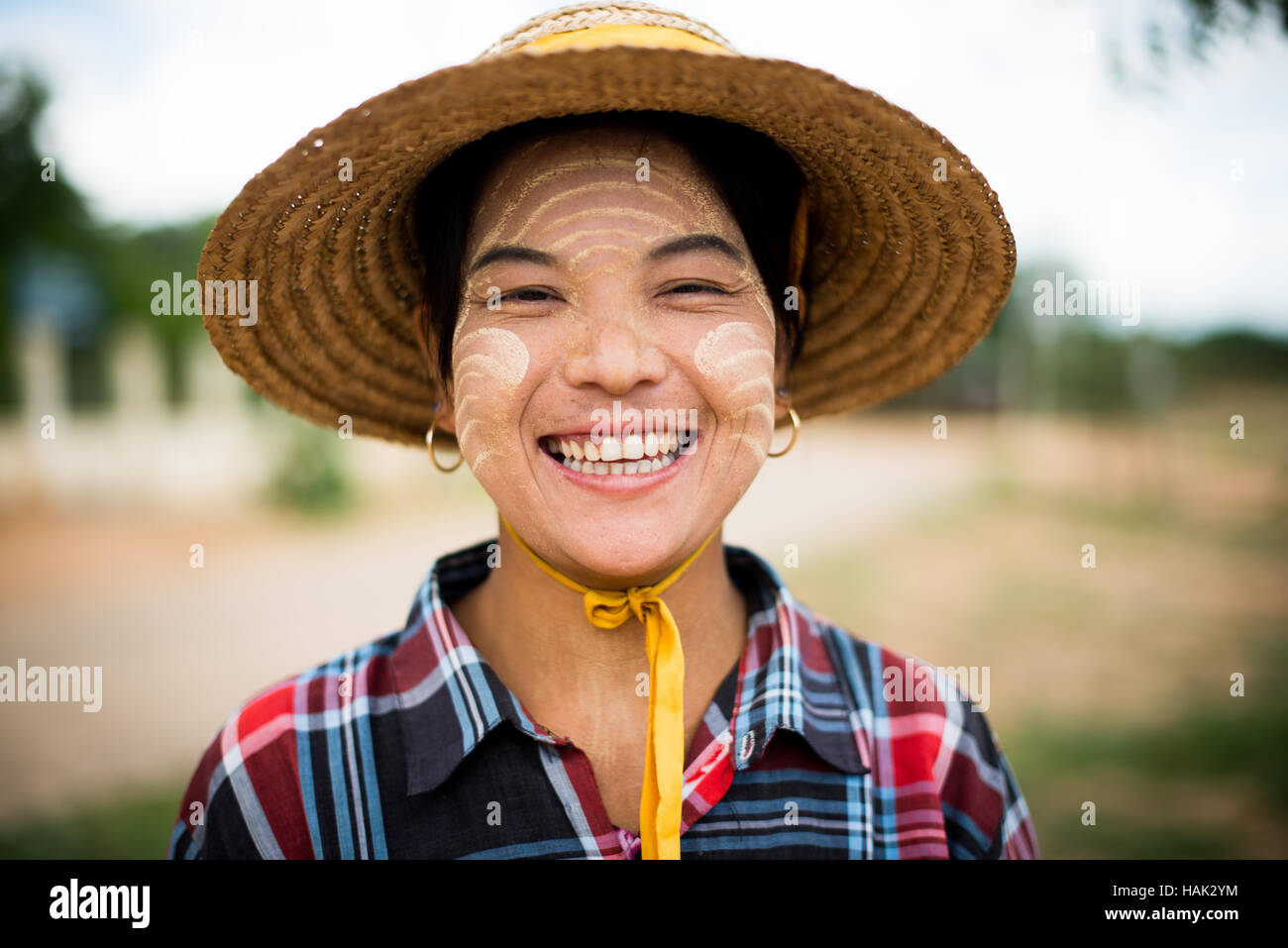 Guide local Thanaka face au village de Minnanthu Bagan Myanmar // MINNANTHU, Myanmar — Un guide local dans le village de Minnanthu à Bagan, Myanmar. Situé au milieu des ruines archéologiques de la plaine de Bagan, le minuscule village de Minnanthu conserve le mode de vie traditionnel. Le village est situé dans la zone archéologique de Bagan, qui contient des milliers de temples bouddhistes, pagodes et monastères datant du XIe au XIIIe siècle. Bagan a été la capitale du Royaume païen et est largement considéré comme l'un des sites archéologiques les plus importants du Myanmar. La plaine de Bagan en englobe plus de 10,0 Banque D'Images