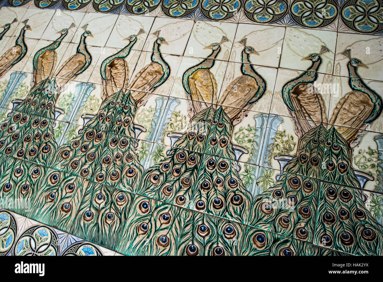 Tuiles de sol paon du temple Manuha Bagan Myanmar // BAGAN, Myanmar — les carreaux de sol paon richement décorés présentent un savoir-faire artisanal complexe au temple Manuha, l'un des monuments bouddhistes les plus importants de Bagan. Construit en 1067 EC par le roi mon Manuha captif après sa défaite par le roi Anawrahta du Royaume païen, le temple est réputé pour ses quatre images monumentales de Bouddha positionnées dans des chambres délibérément exiguës. La conception unique du temple symbolise la détresse psychologique du roi emprisonné et représente la plus ancienne influence mon dans l'architecture païenne. Temple Manuha c Banque D'Images