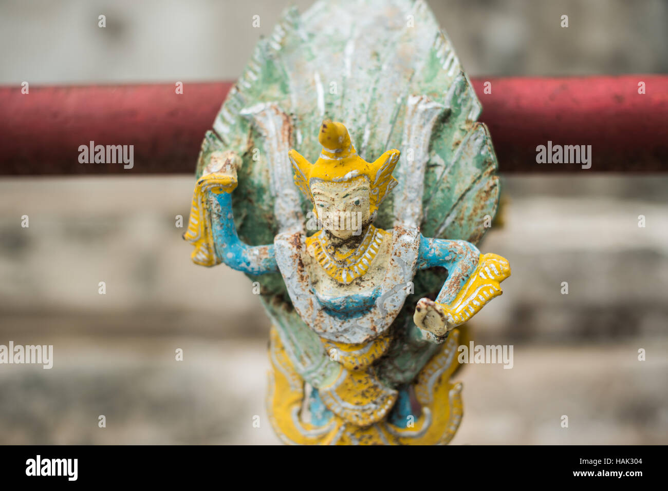 Temple Manuha figure décorative Bagan Myanmar // BAGAN, Myanmar — Une figure décorative se dresse dans la cour du temple Manuha, l'un des monuments bouddhistes les plus importants de Bagan. Construit en 1067 EC par le roi mon Manuha après sa défaite par le roi Anawrahta du Royaume païen, le temple est réputé pour ses quatre images monumentales de Bouddha délibérément positionnées dans des chambres exiguës qui symbolisent la détresse psychologique du roi emprisonné. Le temple représente à la fois la plus ancienne influence mon dans l'architecture païenne et la dynamique politique complexe du Sud du XIe siècle Banque D'Images