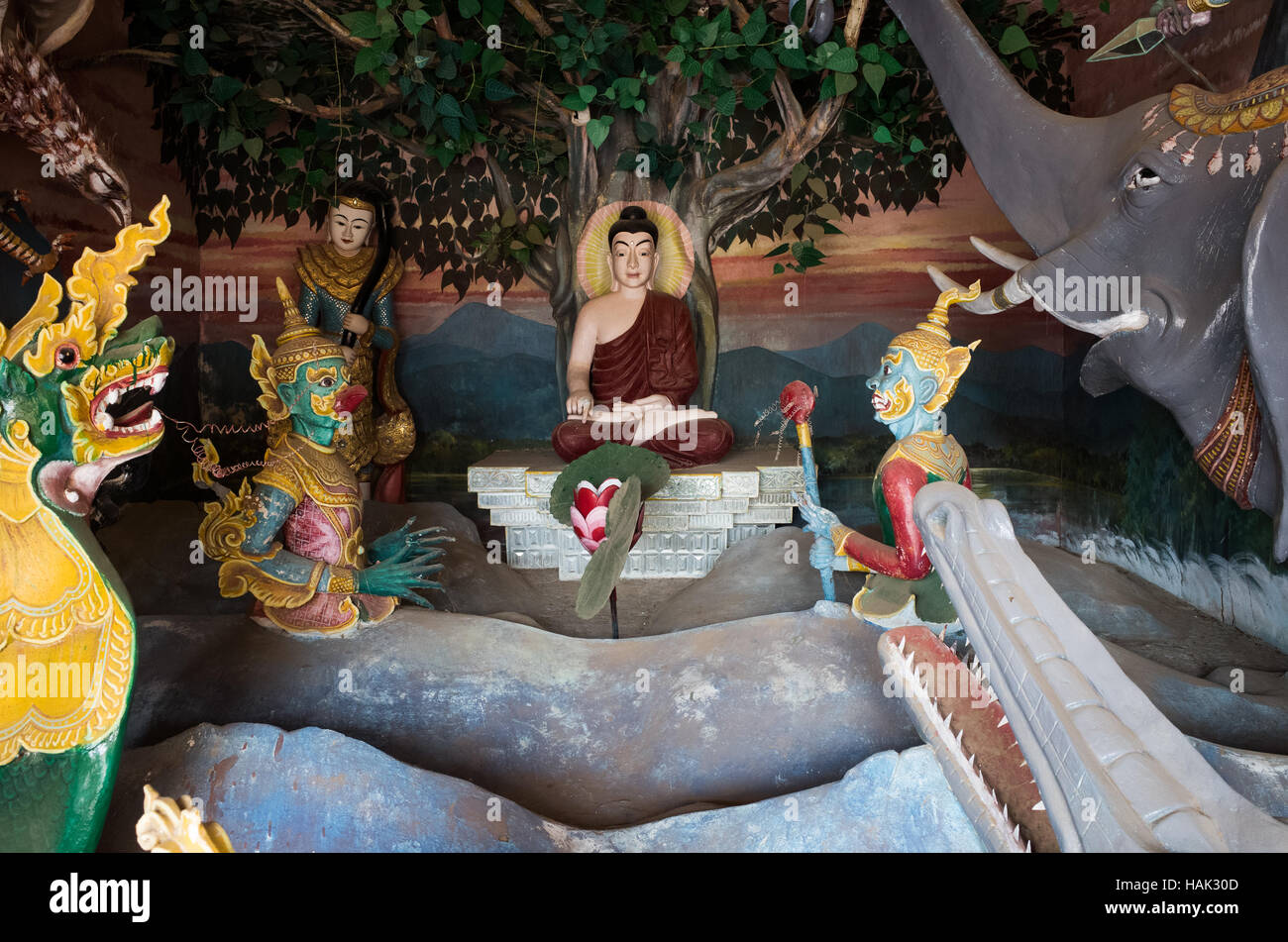 Shwezigon Pagoda Diorama Bouddha Jataka contes Nyaung-U Myanmar // NYAUNG-U, Myanmar — des représentations d'histoires avec des statues de Bouddha, des figures vertes et un éléphant sont exposées dans un grand diorama à la pagode Shwezigon (également connue sous le nom de Shwezigon Paya), l'un des temples bouddhistes les plus vénérés du Myanmar. La pagode, construite au XIe siècle sous le règne du roi Anawrahta, est considérée comme un prototype pour les pagodes ultérieures du Myanmar et abrite ce que l'on croit être un os et une dent du Bouddha. Ces scènes narratives en trois dimensions représentent les contes traditionnels bouddhistes de Jataka et les histoires religieuses qui ont Banque D'Images