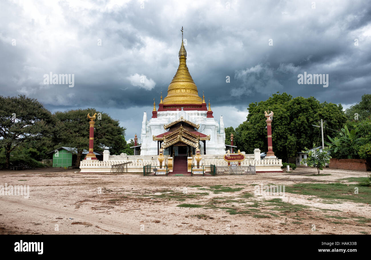 BAGAN, Myanmar — Une pagode petite mais ornée qui se trouve dans un espace ouvert au milieu du village de Taungbi dans le vieux Bagan, à quelques pâtés de maisons de la route principale. Banque D'Images