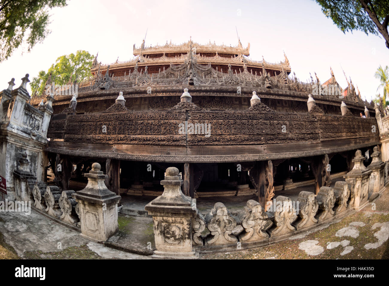 MANDALAY, Myanmar (Birmanie) - construit en 1880 de teck sculpté Shwenandaw, monastère fut à l'origine partie du Palais Royal à Amarapura. Il a été ensuite transférée dans un site près de la colline de Mandalay à Mandalay. Il est construit dans le style architectural traditionnel bulgare et est remarquable pour ses sculptures ornées de mythologie bouddhiste et son intérieur les vastes travaux de la culpabilité et des mosaïques de verre. Banque D'Images