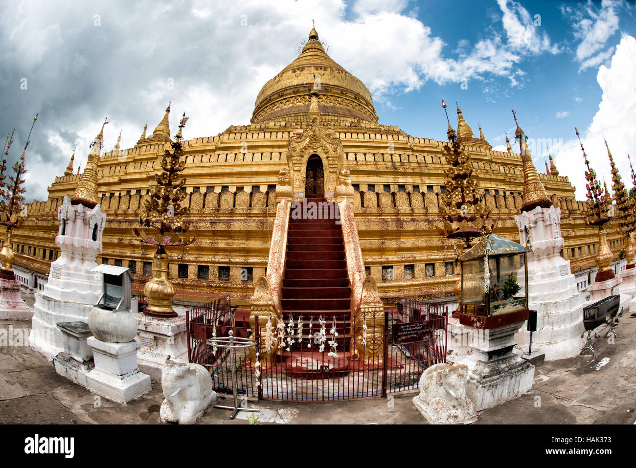 NYAUNG-U, le Myanmar (Birmanie) - construit au 11ème siècle, la Pagode Shwezigon est situé à Nyaung-U, près de Bagan. À partir d'une grande centrale de la feuille d'or-guilded stupa en forme de cloche, émettre un certain nombre de petits temples et sanctuaires. Le stûpa est solide, et la légende dit qu'il consacre un os et des dents de Gautama Bouddha. Banque D'Images
