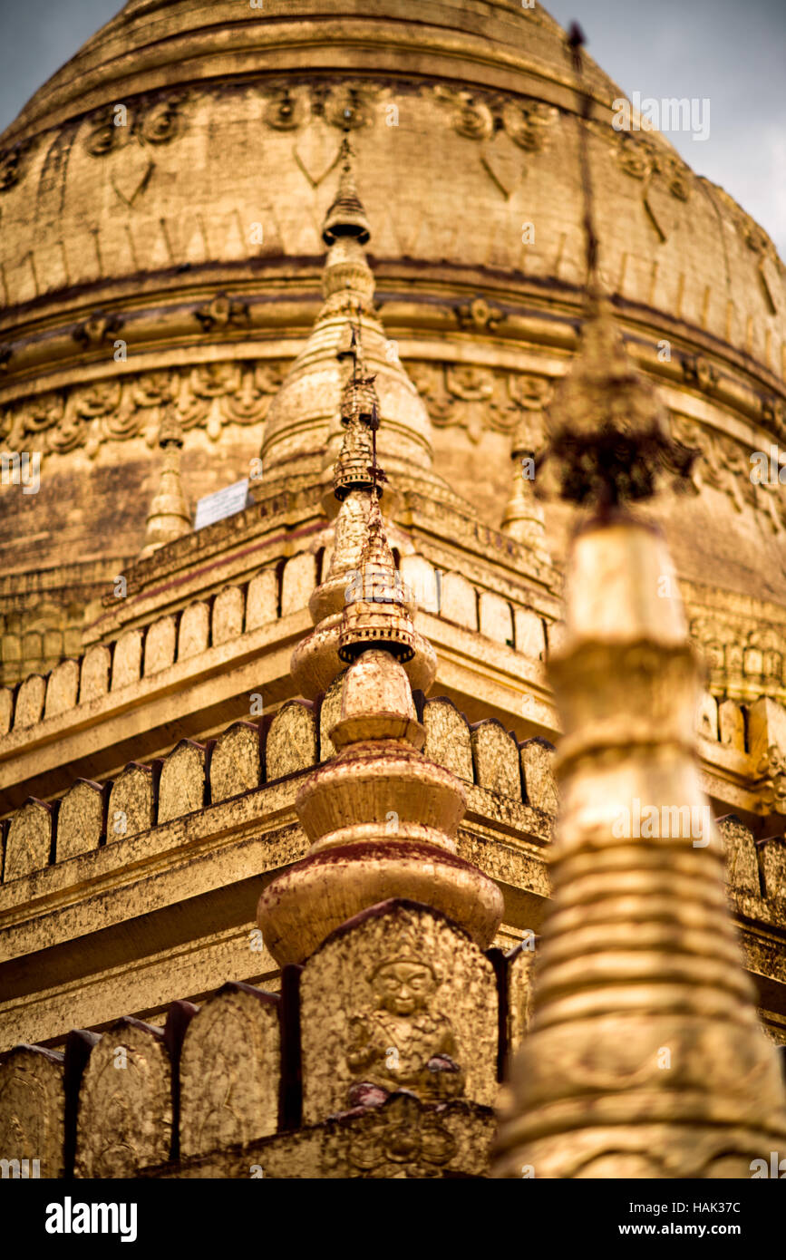 NYAUNG-U, le Myanmar (Birmanie) - construit au 11ème siècle, la Pagode Shwezigon est situé à Nyaung-U, près de Bagan. À partir d'une grande centrale de la feuille d'or-guilded stupa en forme de cloche, émettre un certain nombre de petits temples et sanctuaires. Le stûpa est solide, et la légende dit qu'il consacre un os et des dents de Gautama Bouddha. Banque D'Images