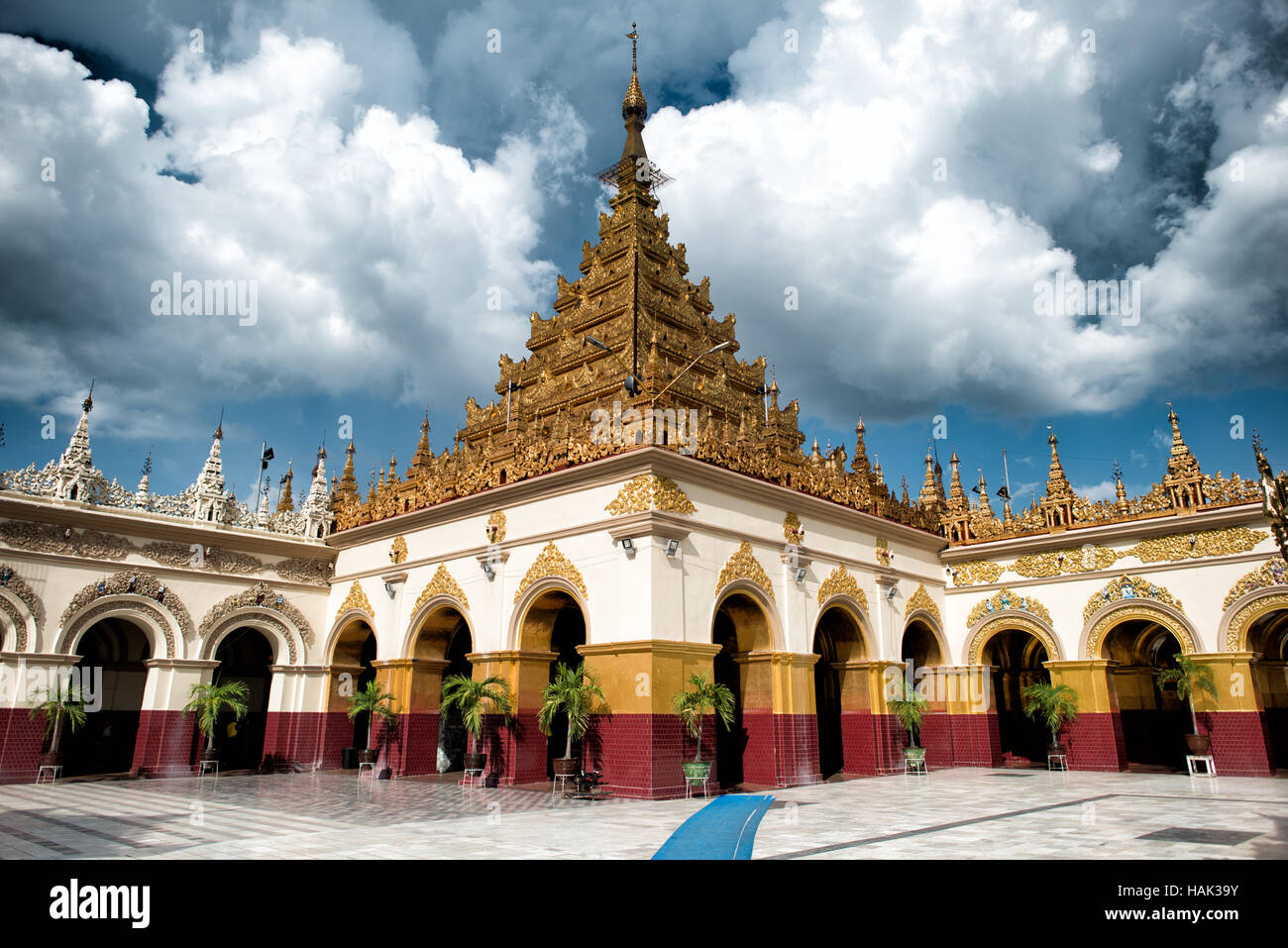 MANDALAY, Myanmar - Temple du Bouddha Mahamuni (également connu sous le nom de la Pagode Mahamuni) est un site religieux très reconnu dans la région de Mandalay. En son coeur est l'image du Bouddha Mahamuni, réputé pour être l'un des cinq seuls traits originaux du Bouddha au cours de sa vie. Il est couvert d'aluminium dans l'objet d'hommages par les fidèles et pèlerins. Banque D'Images