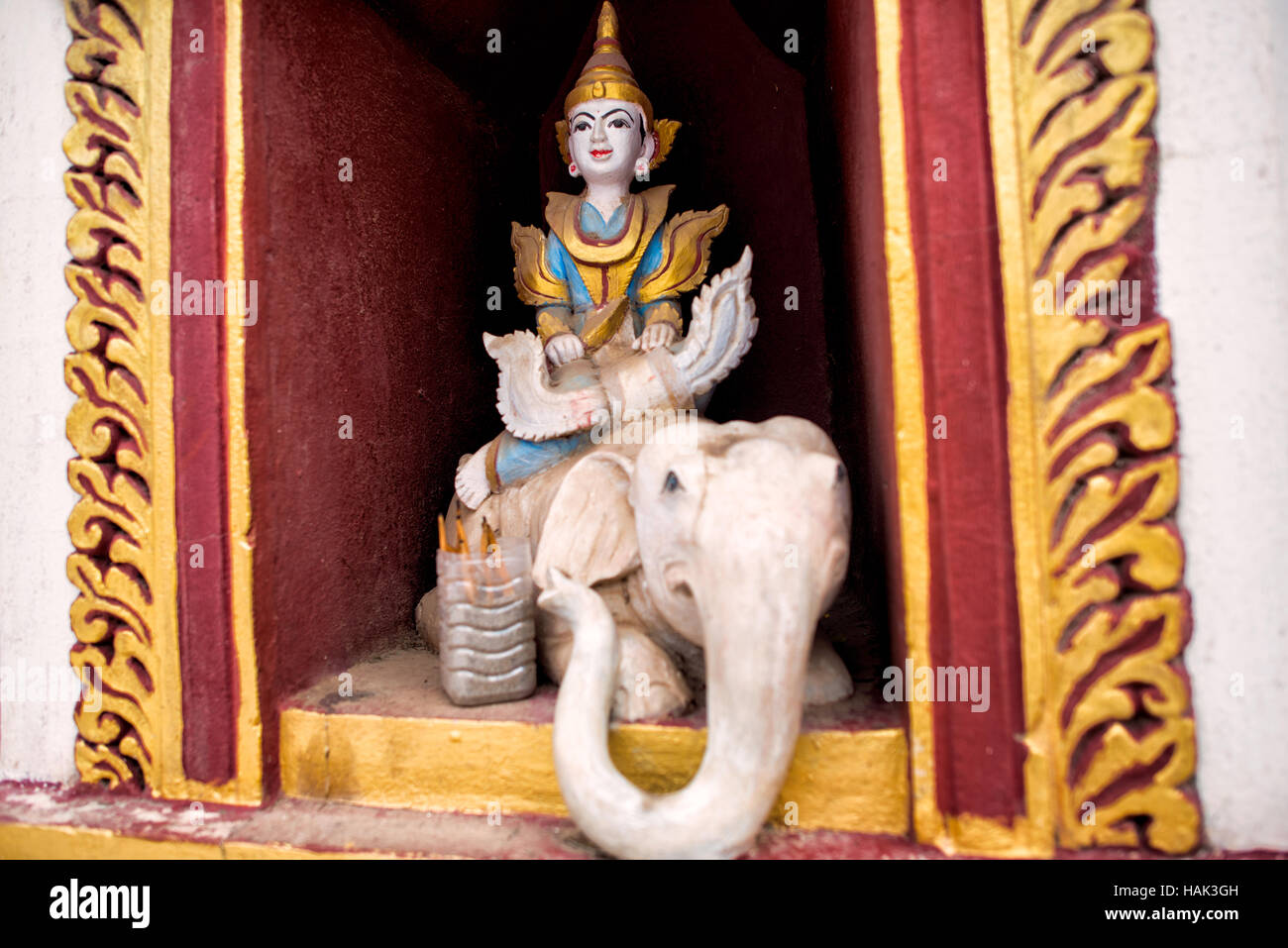 Statue du temple Manuha de figure chevauchant Elephant Bagan Myanmar // BAGAN, Myanmar — Une statuette représentant une figure chevauchant un éléphant est exposée au temple Manuha, l'un des monuments bouddhistes les plus importants de Bagan. Le temple a été construit en 1067 EC par le roi mon Manuha captif après sa défaite par le roi Anawrahta du Royaume païen. Le temple Manuha est réputé pour ses quatre images monumentales de Bouddha, trois assis et une couchée, délibérément positionnées dans des chambres exiguës qui symbolisent la détresse psychologique du roi emprisonné. Le temple continue de servir d'acti Banque D'Images