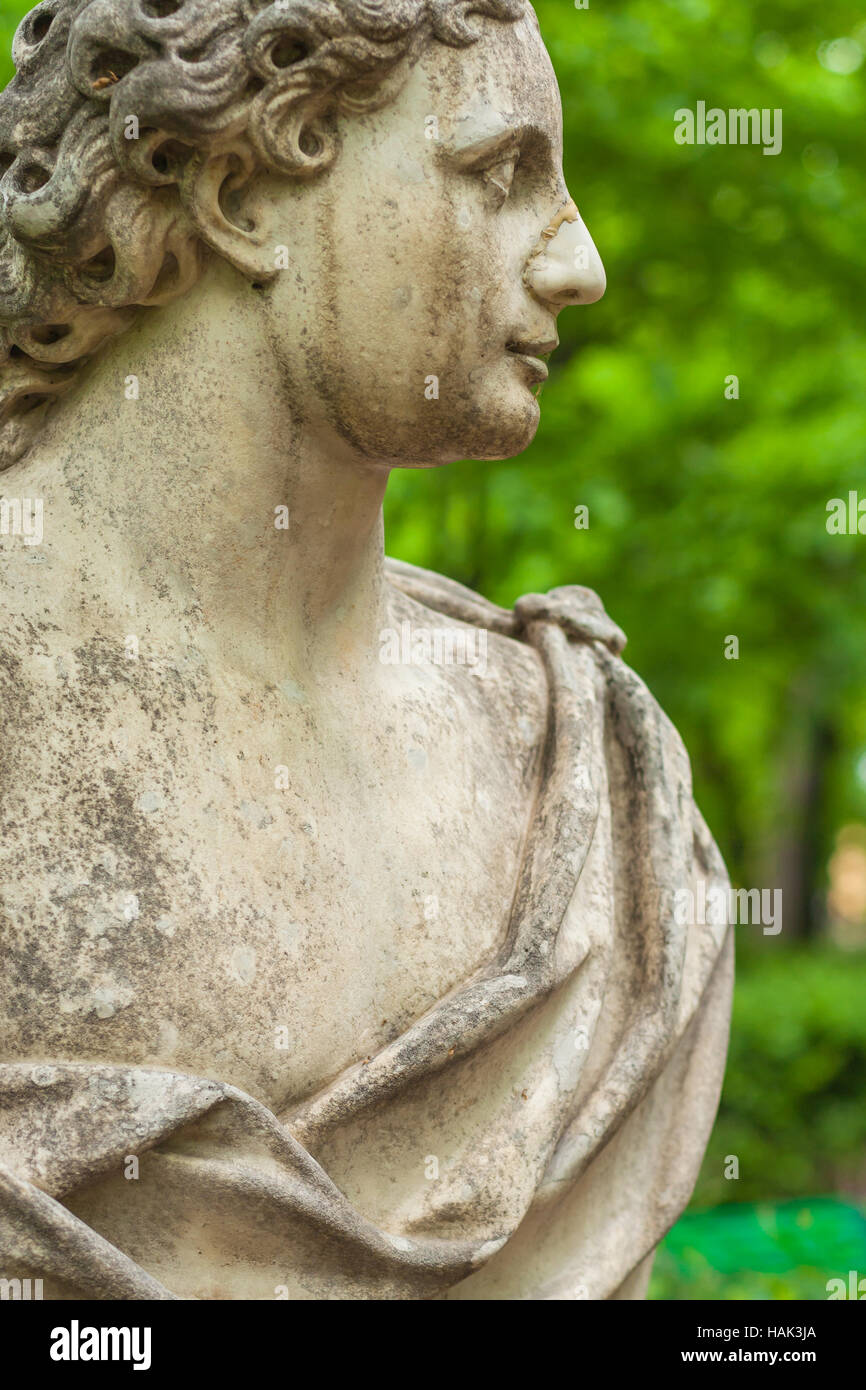 Buste sculptural de la jeune femme dans le jardin d'été, Saint-Pétersbourg Banque D'Images