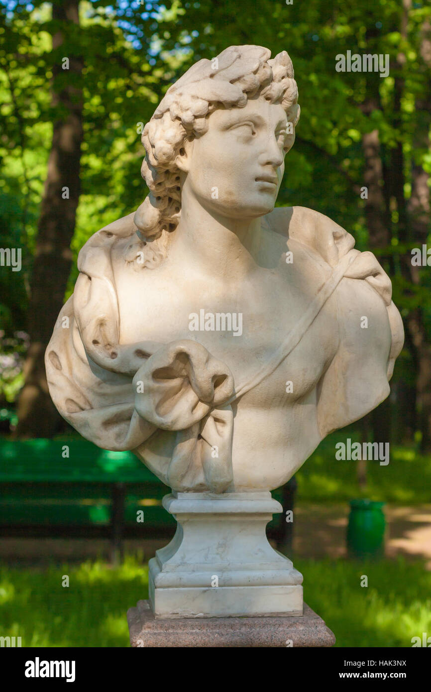 Buste sculptural de l'Apollo dans le jardin d'été, Saint-Pétersbourg Banque D'Images